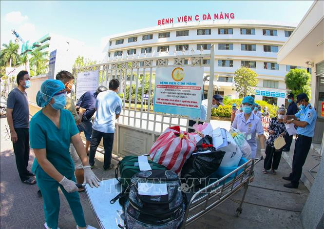 Nhân viên y tế hỗ trợ vận chuyển đồ dùng của các bệnh nhân được xuất viện ra tận cổng.