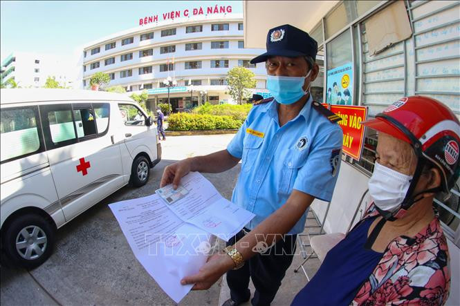 Bệnh nhân phải có giấy xuất viện, giấy hoàn thành cách ly y tế mới được trở về nhà sau khi được bảo vệ bệnh viện kiểm tra nghiêm ngặt các giấy tờ.