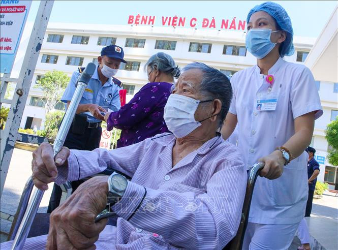 Nhân viên y tế hỗ trợ đưa bệnh nhân ra tận cổng bệnh viện để đảm bảo an toàn các quy định phòng, chống dịch tại bệnh viện.