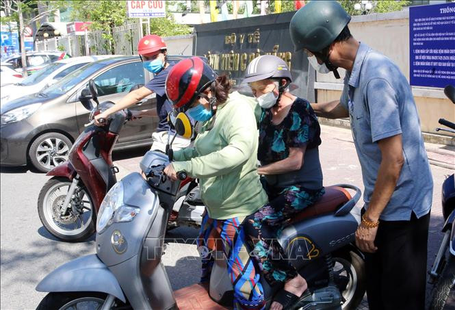 Bệnh nhân điều trị tại bệnh viện được người nhà đón về sau khi hoàn thành đợt điều trị và cách ly tại Bệnh viện C Đà Nẵng.