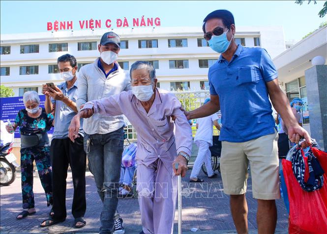 Cụ ông hoàn thành đợt điều trị và cách ly tại Bệnh viện C Đà Nẵng được người thân đón về nhà.