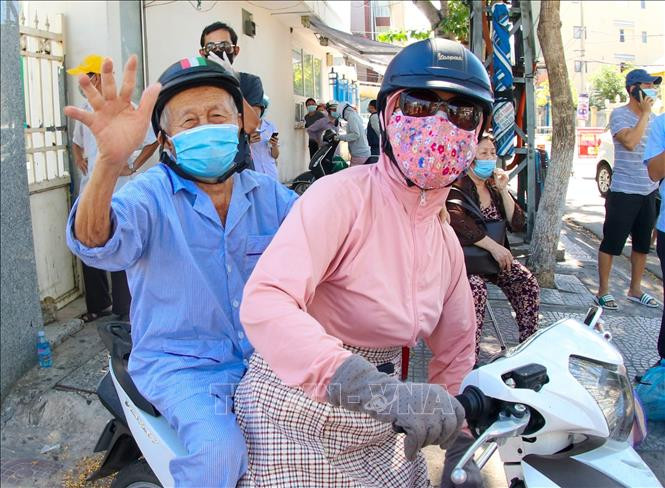Một cụ ông phấn khởi sau khi hoàn thành đợt điều trị và cách ly tại Bệnh viện C Đà Nẵng được người thân đón về nhà.