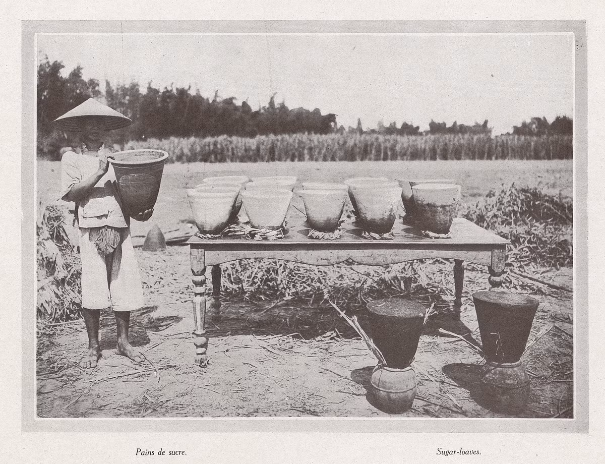 Các bánh mật mía Quảng Ngãi sau khi khô được lấy khỏi khuôn và xếp trên bàn. Sản phẩm đã sẵn sàng được đưa ra chợ bán. Mời quý độc giả xem video: Thách thức gìn giữ văn minh sông Hồng. Nguồn: VTC10.