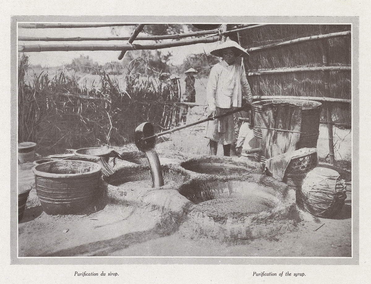 Nước mía được nấu thành mật và sàng lọc cặn bẩn.