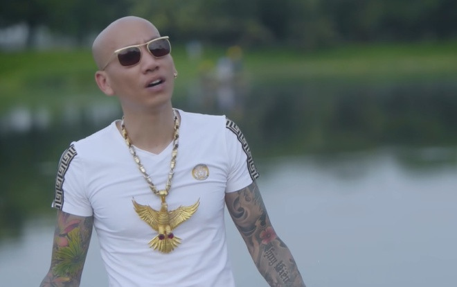 Thường xuyên đóng các MV "giang hồ mạng" nghĩa hiệp nhưng Phú Lê đã thừa nhận hành hung 2 người phụ nữ lớn tuổi. Ảnh: Chụp màn hình.