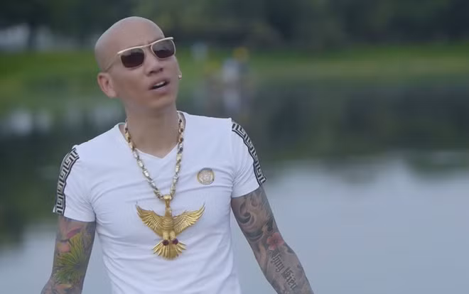 Thường xuyên đóng các MV "giang hồ mạng" nghĩa hiệp nhưng Phú Lê đã thừa nhận hành hung 2 người phụ nữ lớn tuổi. Ảnh: Chụp màn hình.