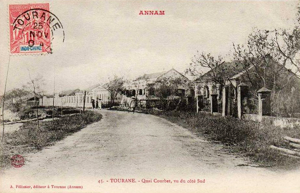 Đường Quai Courbet (nay là đường Bạch Đằng) ở Đà Nẵng thời thuộc địa. Tên chính thức của Đà Nẵng lúc này là Tourane.
