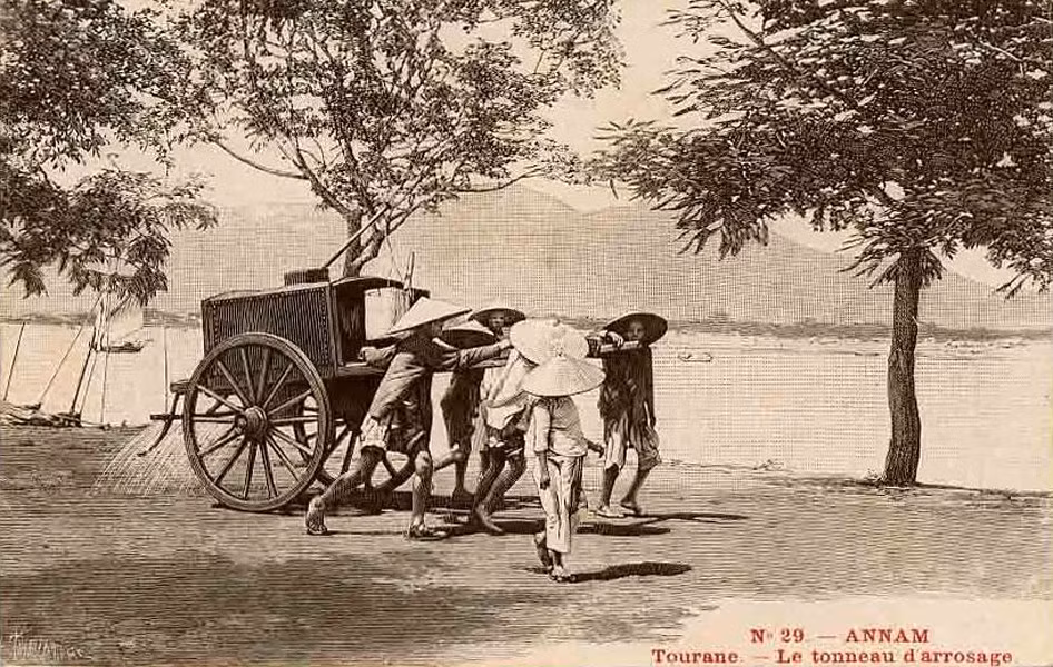 Xe tưới đường bên sông Hàn, phía xa là bán đảo Sơn Trà.