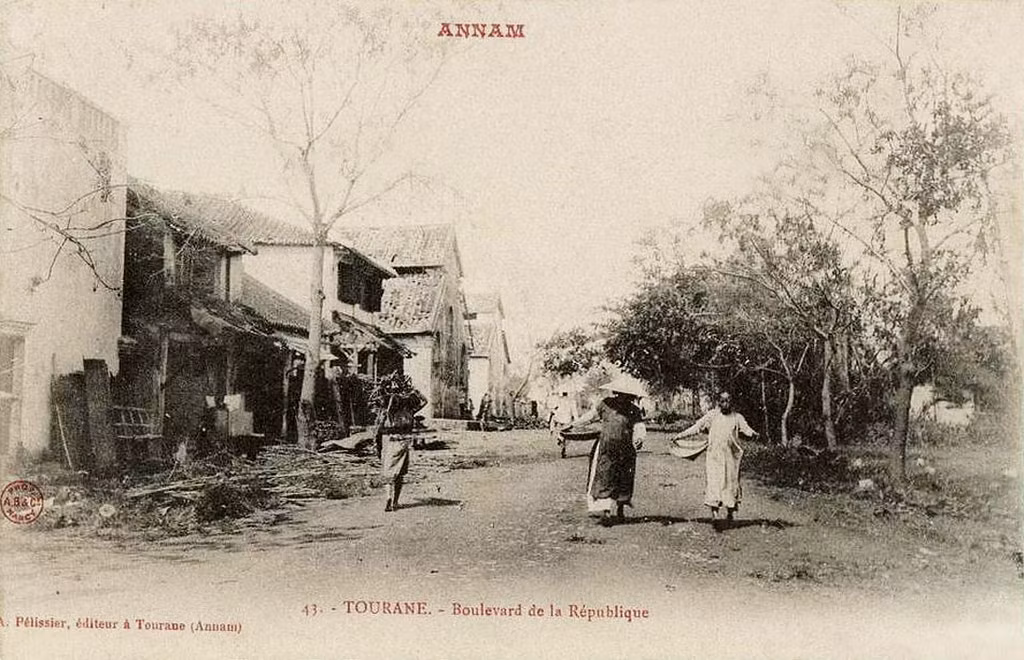 Đại lộ République (nay là đường Hùng Vương), phía xa là hai dãy nhà lồng của chợ Hàn.