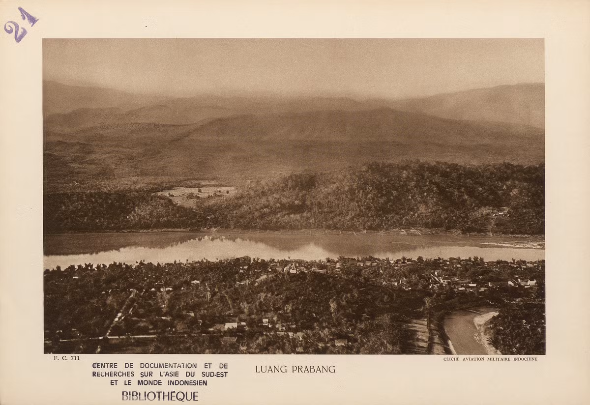 Luang Prabang - cố đô của Lào. Thành phố được xây dựng trên một bán đảo dài, tại hợp lưu của Mekong (chảy từ phải sang trái trong ảnh) và Nam Khan (góc dưới phải), xung quanh một ngọn đồi thiêng, trên đỉnh đồi có một ngôi chùa màu trắng.