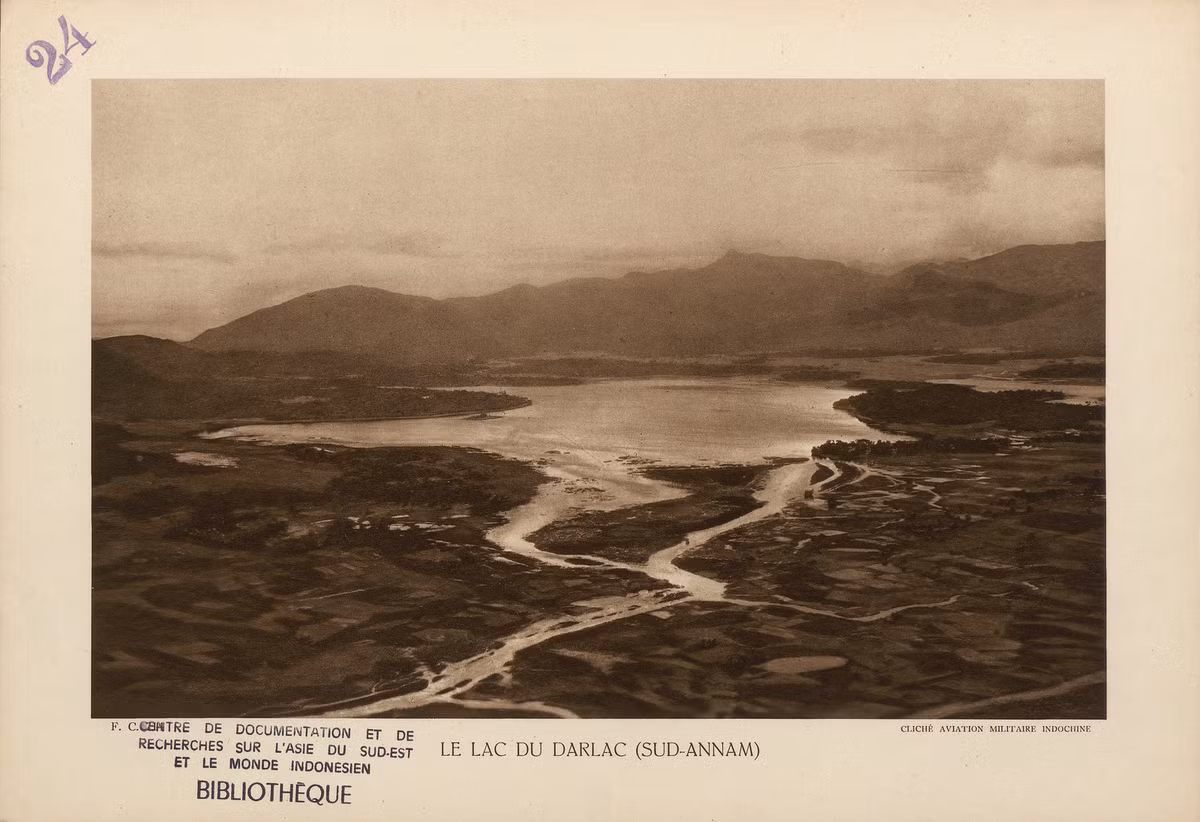 Hồ Lăk ở Đăk Lăk. Đây là một hồ lớn được bao quanh bởi các dãy núi, nằm ở phía Nam Buôn Ma Thuột. Vào mùa khô, bờ hồ trở thành những bãi bùn lầy, nơi người bản xứ trồng lúa. Diện tích hồ mở rộng đáng kể sau những cơn mưa.