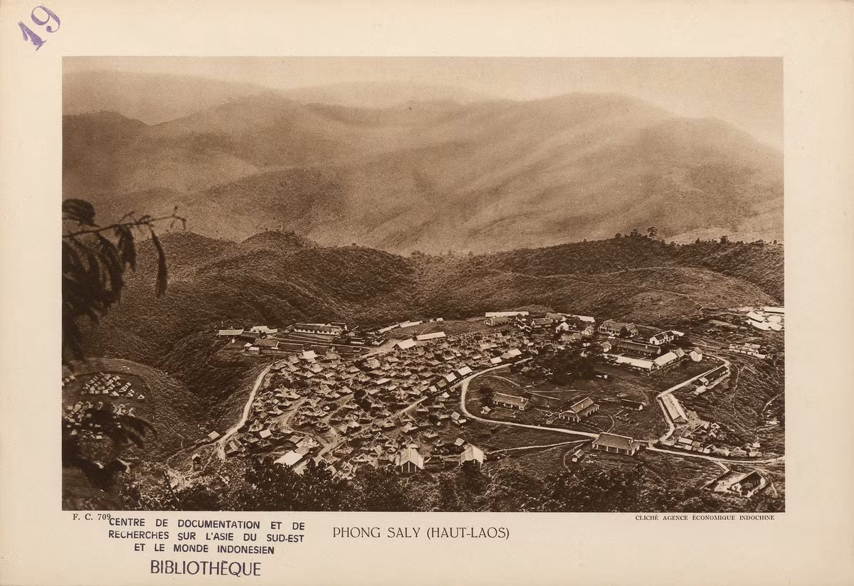 Quang cảnh Phong Saly, Thượng Lào, thủ phủ Quân khu 5 (5e Territoire Militaire) của Pháp kéo dài đến cực Bắc của Lào ở thượng lưu Nam Hou, một phụ lưu của sông Mekong.