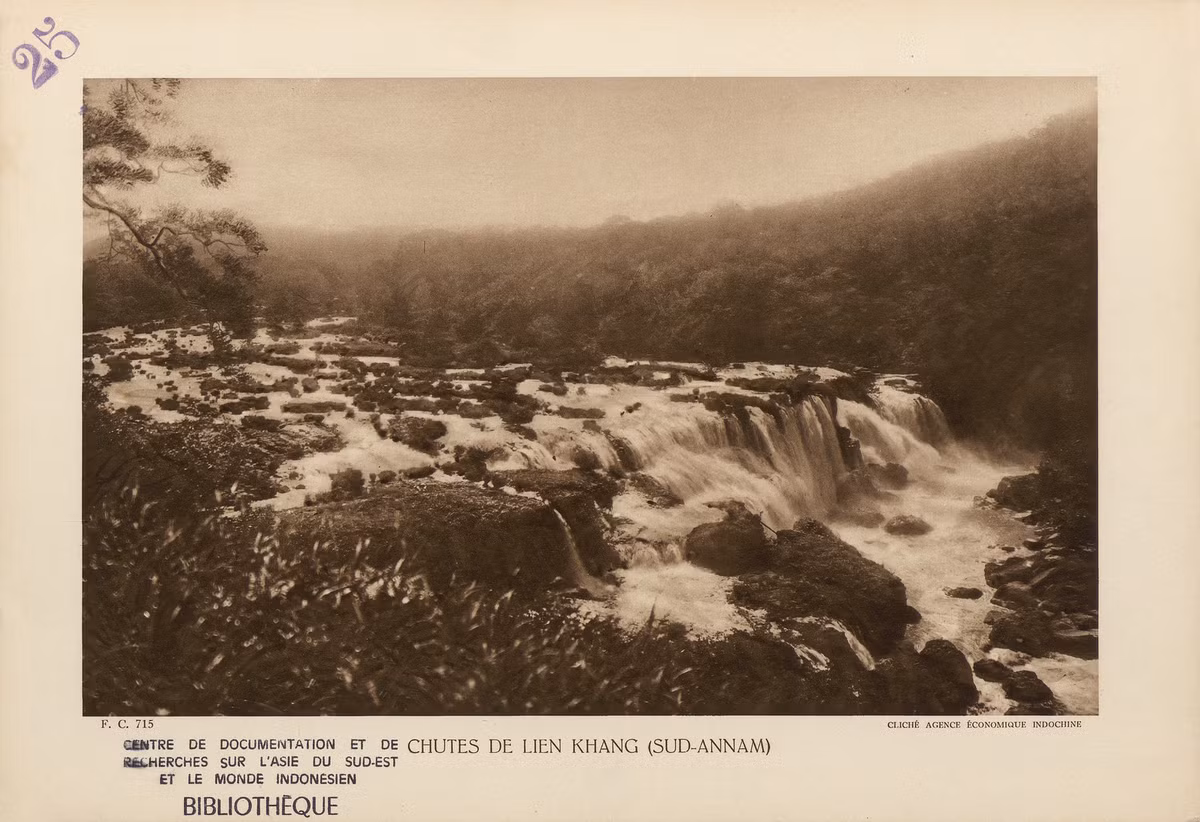 Thác Liên Khàng (Liên Khương) ở Lâm Đồng. Thác tạo thành từ dòng chảy sông Đa Nhim, một nhánh của sông Đồng Nai, có độ rộng khoảng 100 mét, đô cao 15 mét.