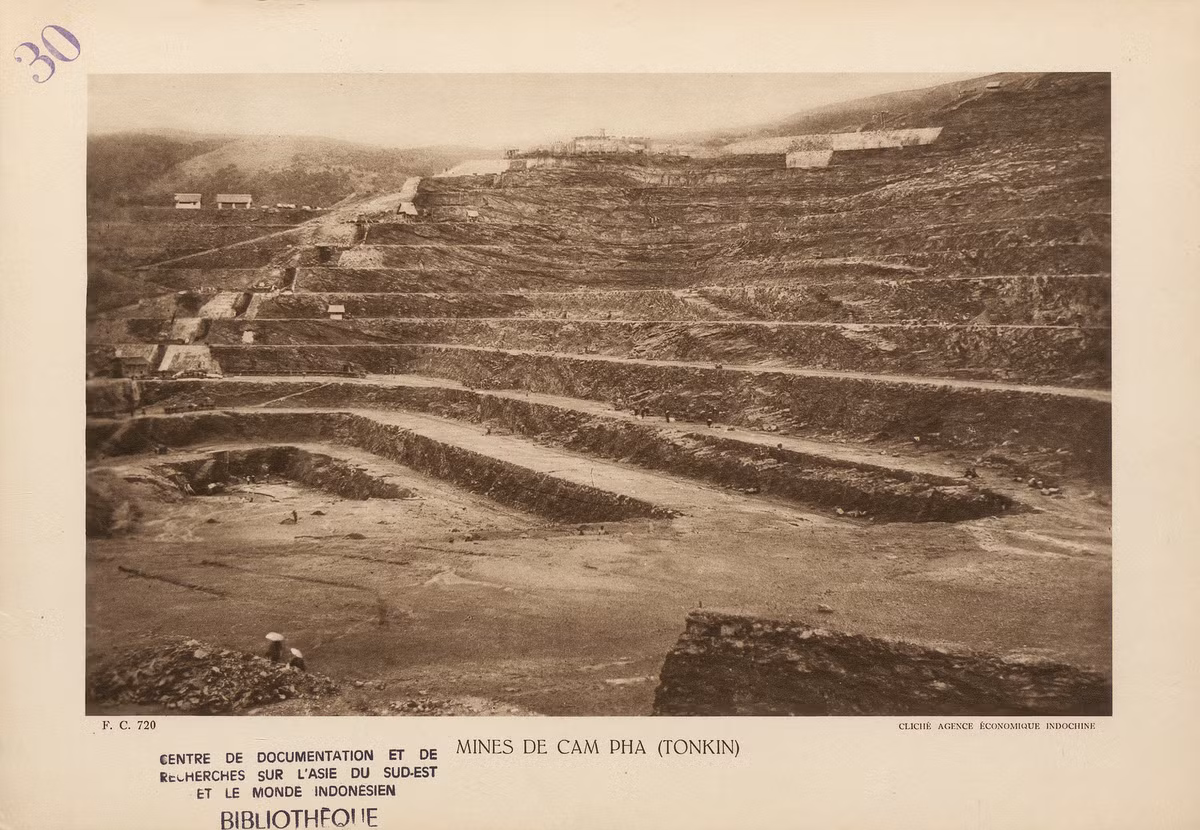 Mỏ than Cẩm Phả ở Quảng Ninh. Mỏ này nằm trong bể than Hòn Gai, kéo dài hơn 150 km ven bờ Vịnh Bắc Bộ. Nhiều vỉa than nổi lên trên sườn đồi và được khai thác lộ thiên. Mời quý độc giả xem video: Thách thức gìn giữ văn minh sông Hồng. Nguồn: VTC1.