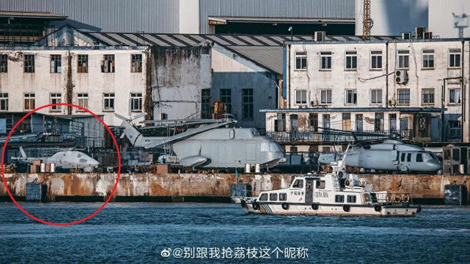 Truc thang khong nguoi lai xuat hien gan tau do bo Type-075 Trung Quoc