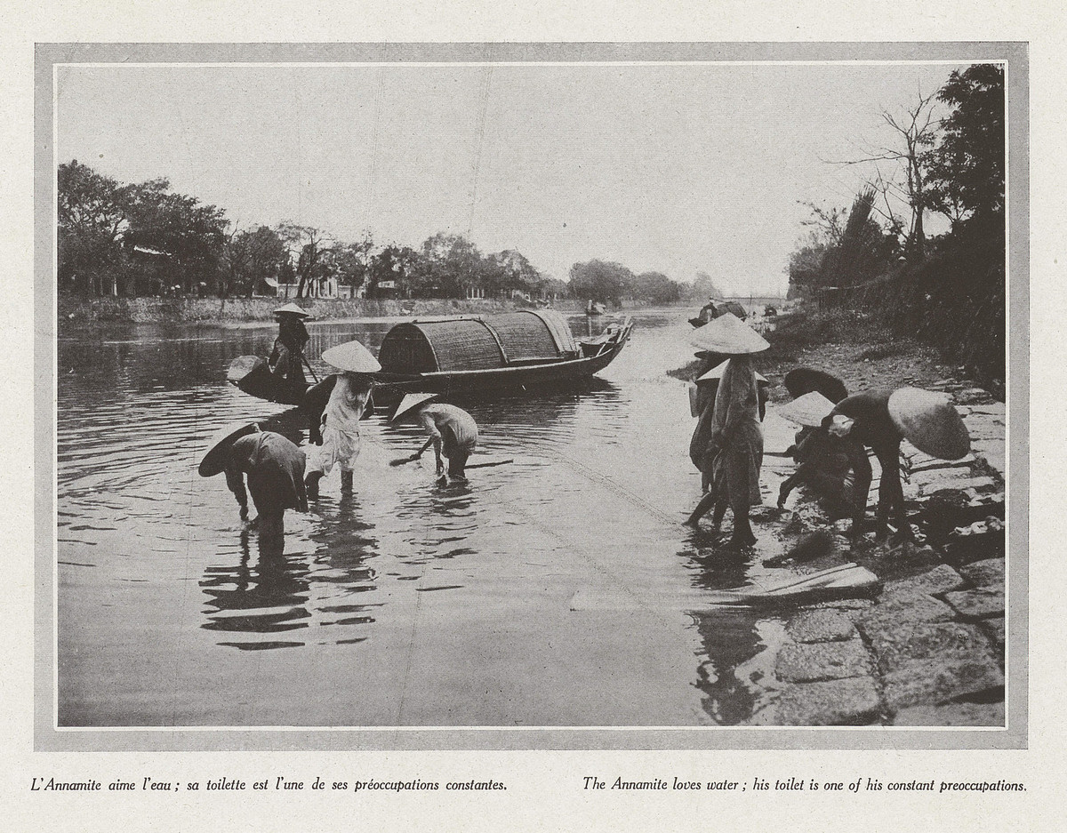 Cảnh sinh hoạt ở bến nước.