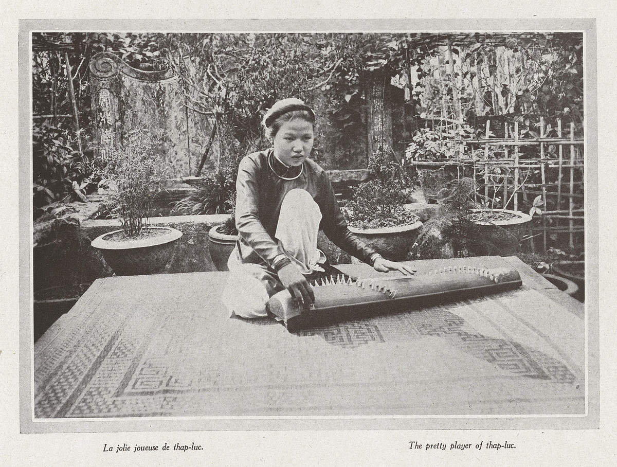 Thiếu nữ Huế chơi đàn tam thập lục.