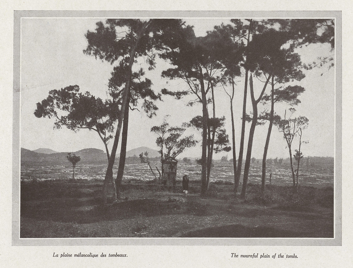 Khung cảnh đìu hiu tại một nghĩa địa. Mời quý độc giả xem video: Đẹp ngỡ ngàng kiến trúc nhà vườn Huế. Nguồn: VTC10.