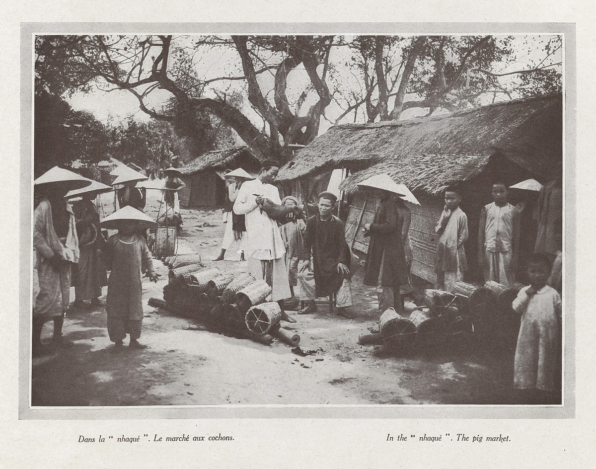 Người "nhà quê" (nhaqué, theo ghi chú trong ảnh) bán lợn ở chợ.