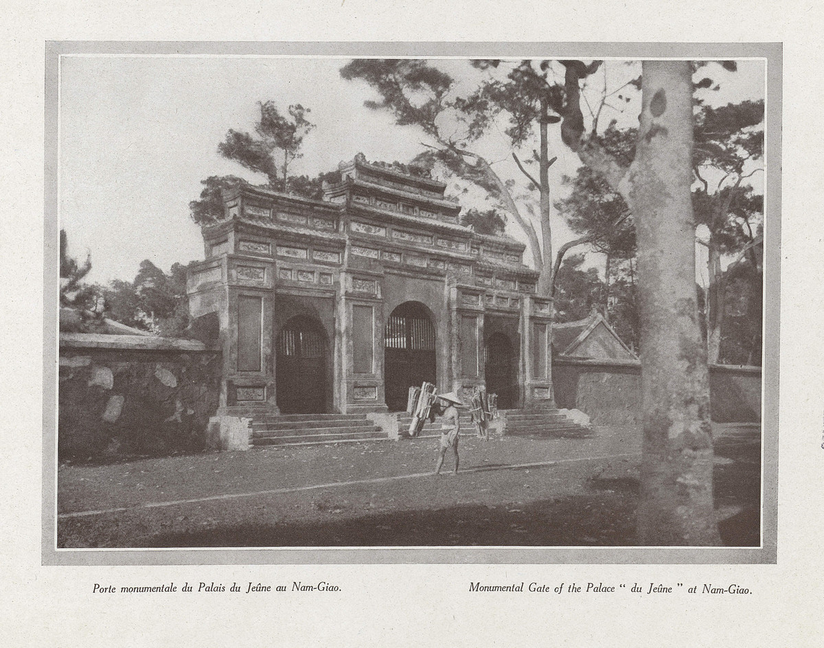 Một người vác vủi đi qua cổng đàn Nam Giao, đàn tế trời của các vua nhà Nguyễn.