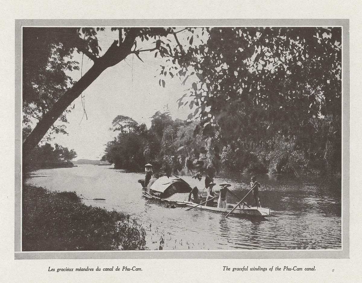 Một con thuyền trên kênh Phủ Cam.