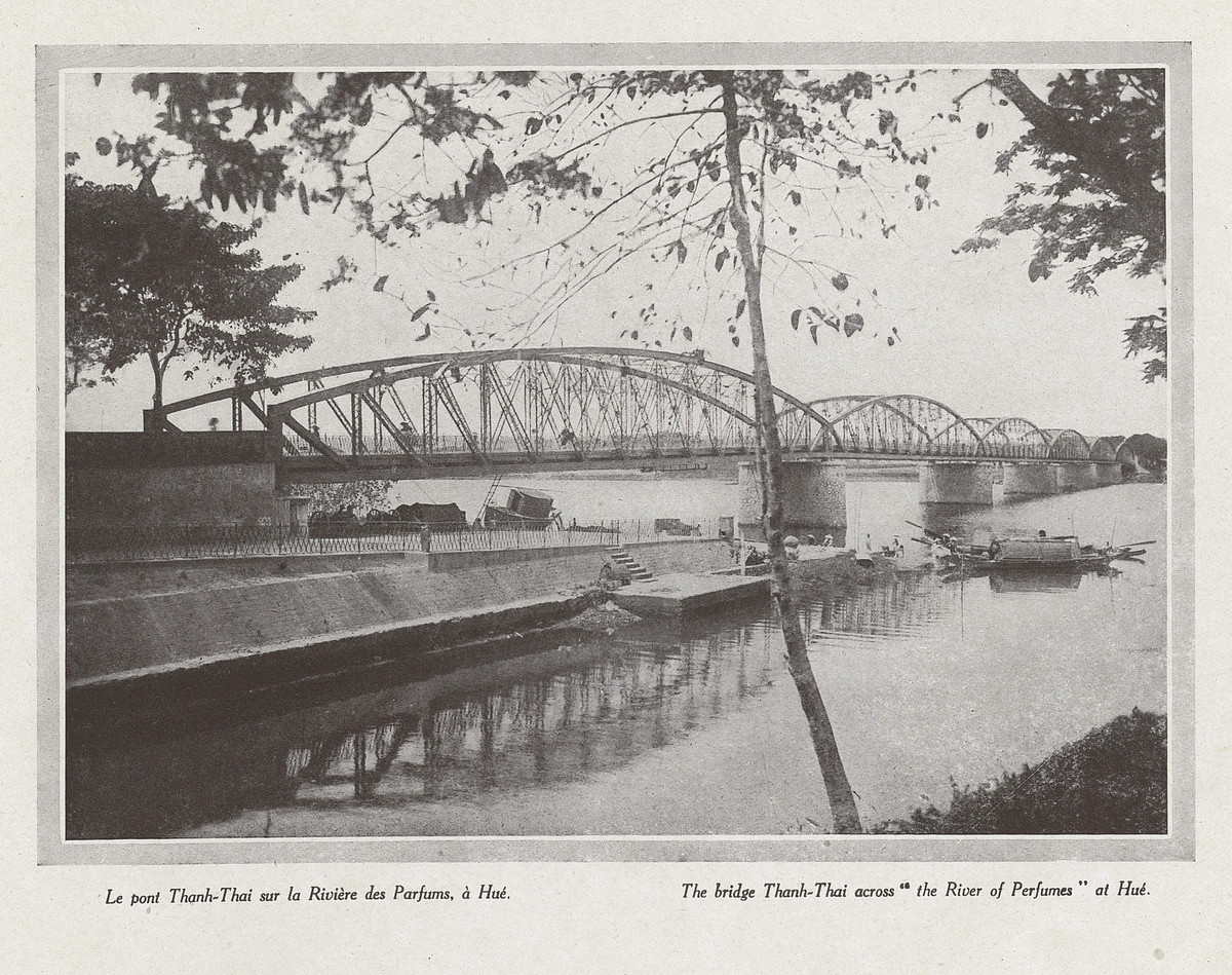 Bến thuyền dưới chân cầu Thành Thái (cầu Trường Tiền), cây cầu bắc qua sông Hương.