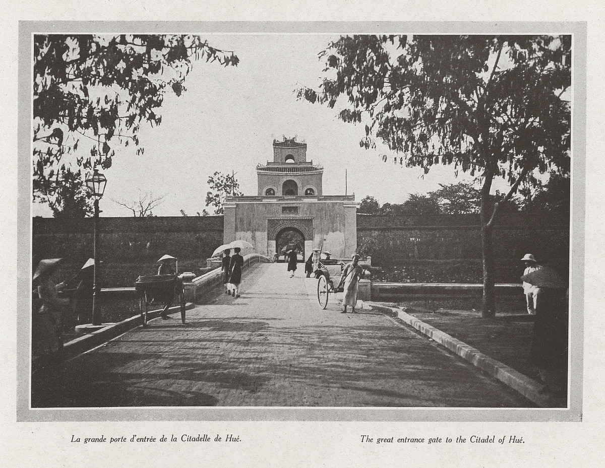 Người dân qua loại bên ngoài một cách cổng của Kinh thành Huế 100 năm trước. Ảnh được in trong sách ảnh “Annam 1919 – Đông Dương thuộc Pháp” (An Nam 1919 – L’Indochine française), xuất bản tại Paris năm 1919. Ảnh: Bunum.univ-cotedazur.fr.
