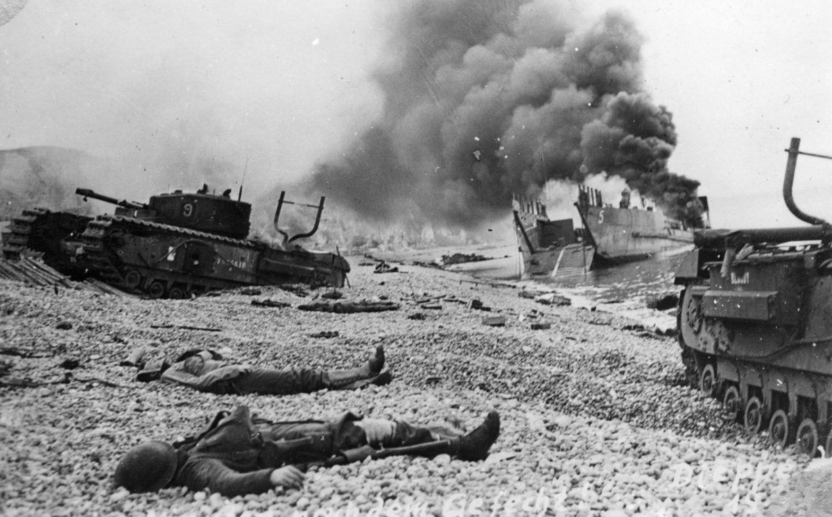 Vào rạng sáng ngày 19/8, quân Canada đổ bộ vào bờ biển đã tấn công các khẩu đội pháo của Đức. Họ tự tin vào yếu tố bất ngờ của mình, nhưng sự việc đã không như mong đợi. Họ bị thiệt hại nặng khi quân đội Đức đã sẵn sàng ứng chiến vì được báo động trước đó một giờ.