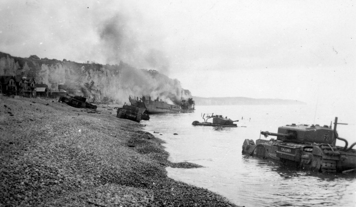 Thời điểm đó, Bộ chỉ huy Đồng minh đặt ra nhiệm vụ đổ bộ từ Anh vào bờ biển Bắc nước Pháp và đánh chiếm thành phố cảng Dieppe. Lực lượng chính của cuộc đổ bộ là bộ binh Canada với sự hỗ trợ của thủy quân lục chiến Anh. Họ đi trên các tàu đổ bộ được hộ tống bởi các tàu chiến Anh.