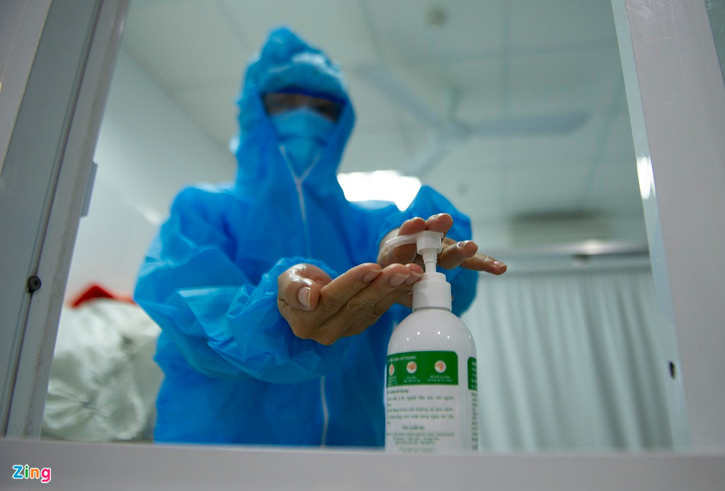 Trung úy Nguyễn Hoài Thương (31 tuổi), cán bộ điều dưỡng Bệnh viện 199 cho biết bản thân không quá mệt mỏi. “Người bệnh ở đây cần chúng tôi chăm sóc sức khỏe cho họ, chống Covid-19. Dù có làm nhiều việc nhưng vấn đề vệ sinh phòng dịch, đảm bảo sức khỏe vẫn phải được đặt lên hàng đầu", nữ điều dưỡng cho biết.