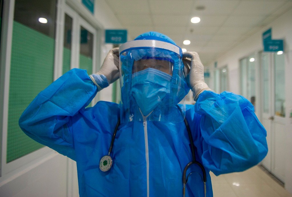 Bác sĩ, thiếu tá Lê Thị Xuân (41 tuổi, Phó khoa Truyền nhiễm - Bệnh viện 199) đã nhiều ngày làm việc ở tuyến đầu chống dịch. “Môi trường ở đây hoàn toàn khác với bên ngoài. Mọi người phải tuyệt đối tuân thủ các quy định về phòng, chống dịch Covid-19 và điều trị hiệu quả cho bệnh nhân”, bác sĩ nói.