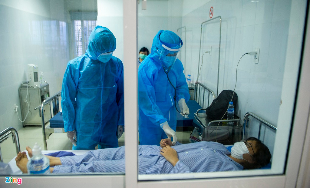 Theo ghi nhận của phóng viên, các phòng điều trị, bố trí cách ly của bệnh viện khá đông người, có thời điểm quá tải.