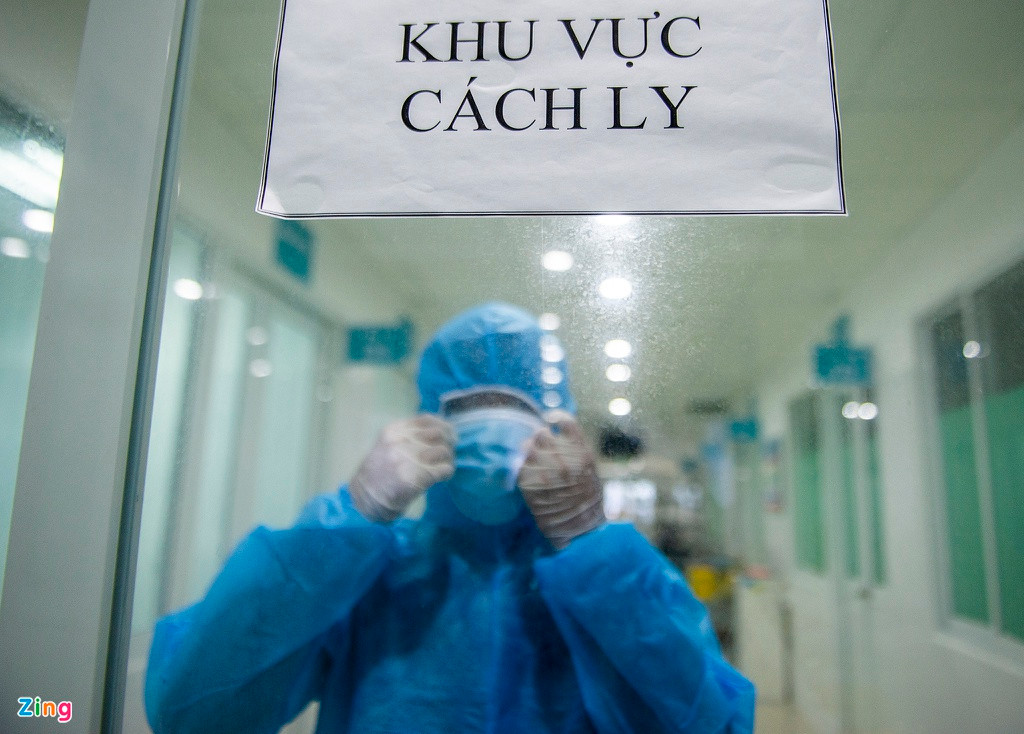  Bệnh viện có 480 cán bộ, y tá, bác sĩ và nhân viên. Từ đầu tháng 8, nơi đây được tăng cường thêm 4 bác sĩ từ Hà Nội vào. Bệnh viện đang khám và điều trị cho 461 người. Trong số này 454 người thuộc diện F1, F2. 7 ca dương tính với dịch Covid-19 mới được chuyển qua các đơn khác để điều trị.