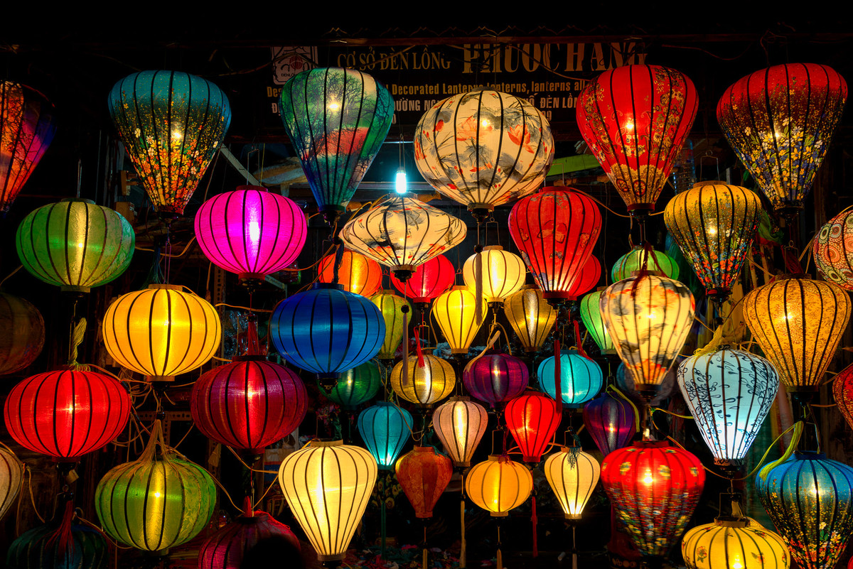 Những ánh đèn lồng muôn sắc trên phố. Ảnh: Jonathan McWillie/ 500px.com.