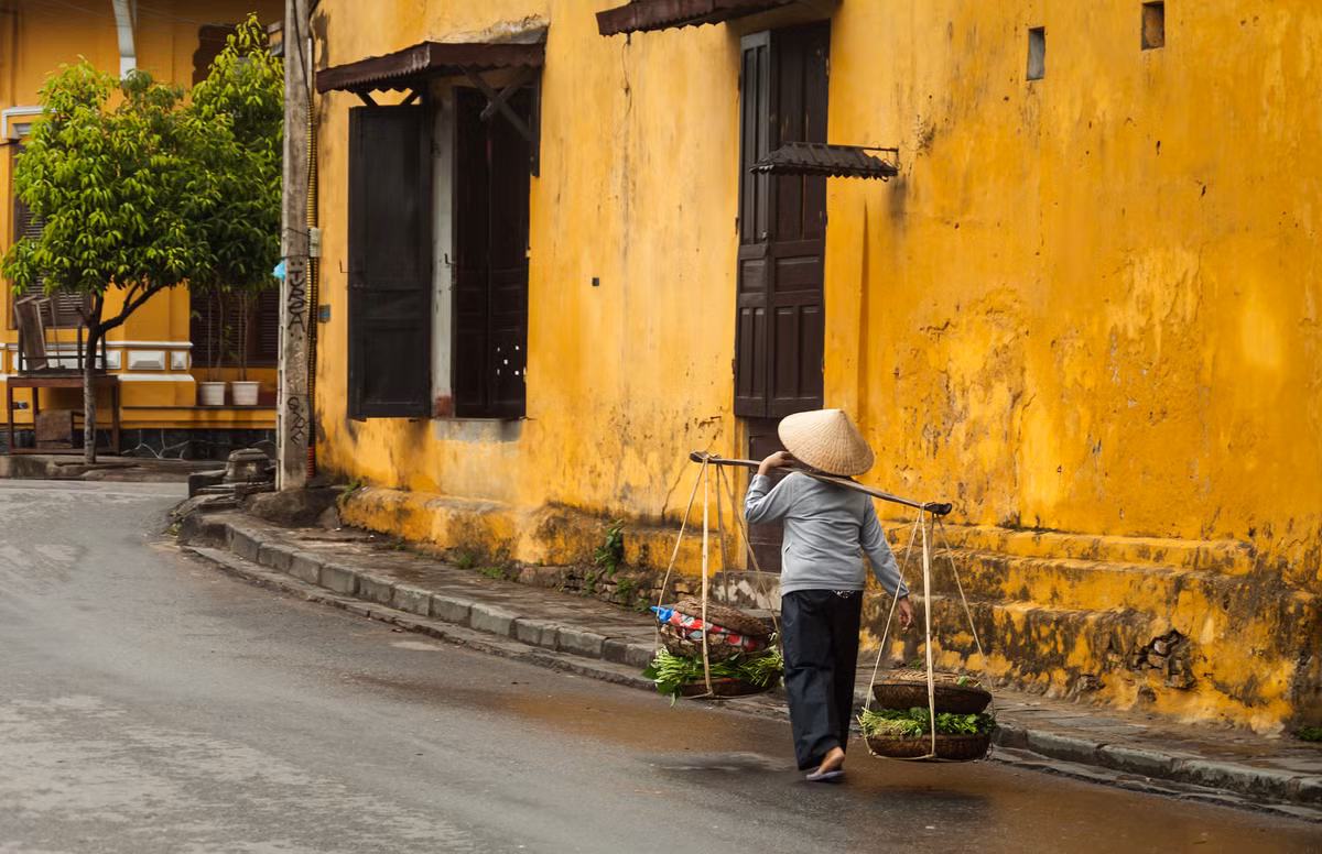 Một một con đường của phố cổ Hội An vào sáng sớm tinh mơ. Ảnh: Gabe Torney/ 500px.com.