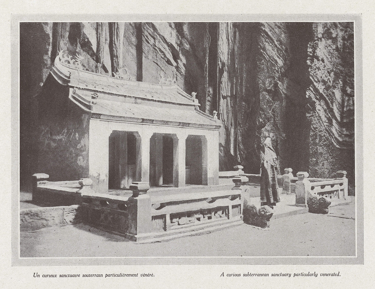 Điện thờ bên trong động Huyền Không, hang động đẹp nhất Ngũ Hành Sơn.