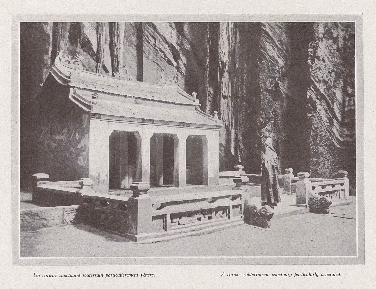 Điện thờ bên trong động Huyền Không, hang động đẹp nhất Ngũ Hành Sơn.