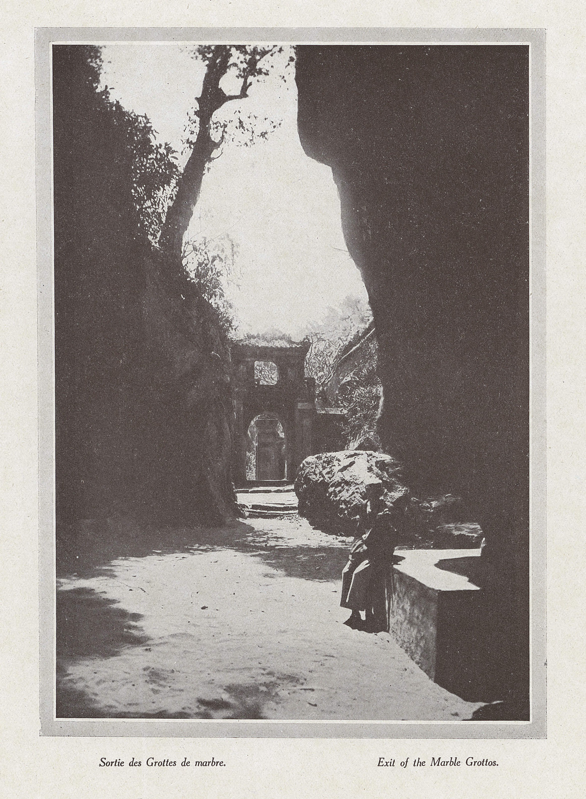 Từ cửa động Hoa Nghiêm - hang động nằm phía ngoài động Huyền Không - nhìn ra ngoài.