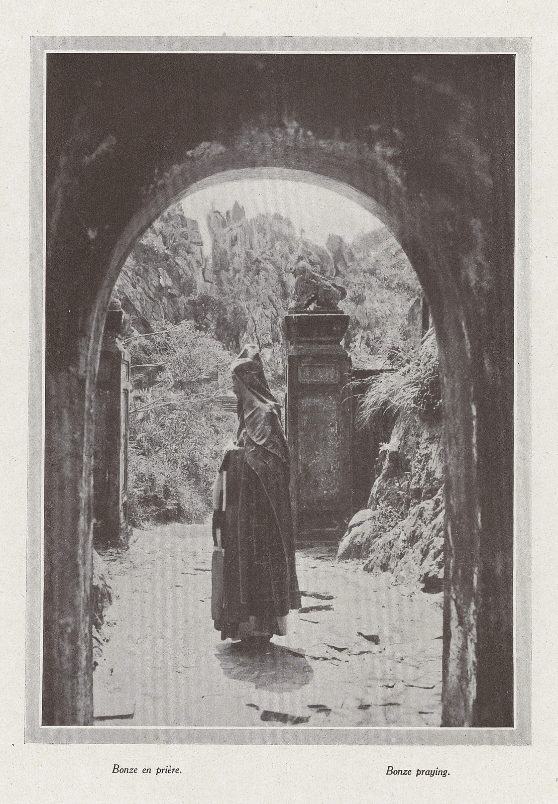 Một nhà tu hành đứng trước vòm cổng dẫn vào động Hoa Nghiêm và động Huyền Không. Mời quý độc giả xem video: Đà Nẵng chuyển mình xứng tầm "anh cả" miền Trung. Nguồn: VTC1. 