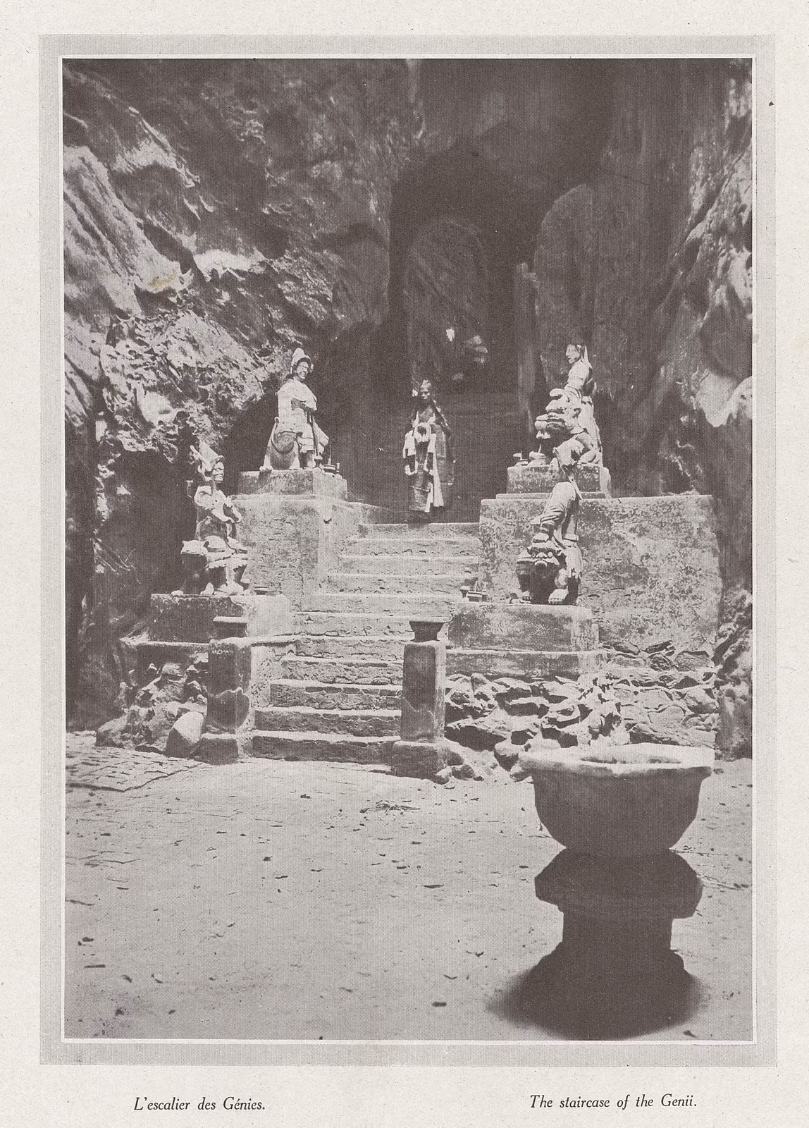 Lối xuống thềm động Huyền Không.