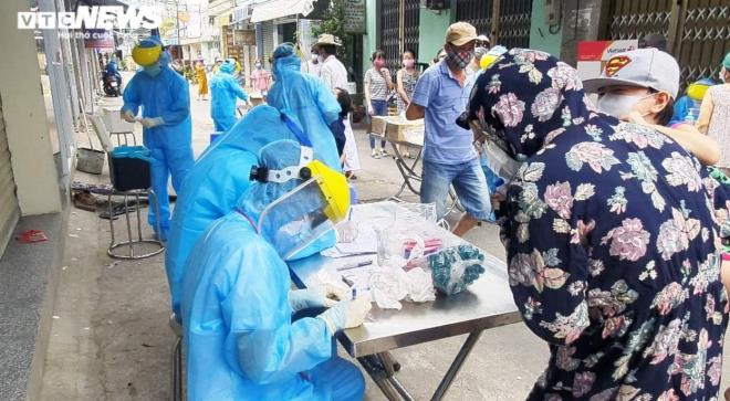 Bo Y te du bao dinh dich COVID-19, Da Nang khan truong lay mau xet nghiem gop-Hinh-4