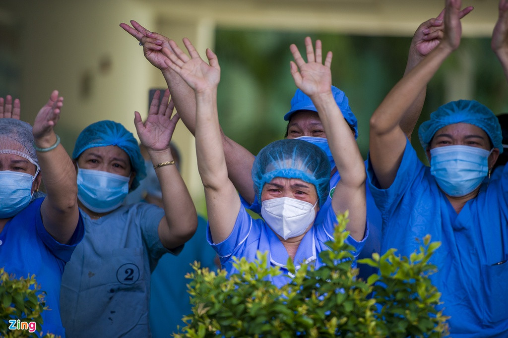 Hàng chục nhân viên, y, bác sĩ của bệnh viện xúc động hò reo. Họ cho biết việc hết cách ly đồng nghĩa nỗ lực phong tỏa dập dịch đã có kết quả tốt. Đây là công lao của ngành y tế và tập thể bệnh viện.