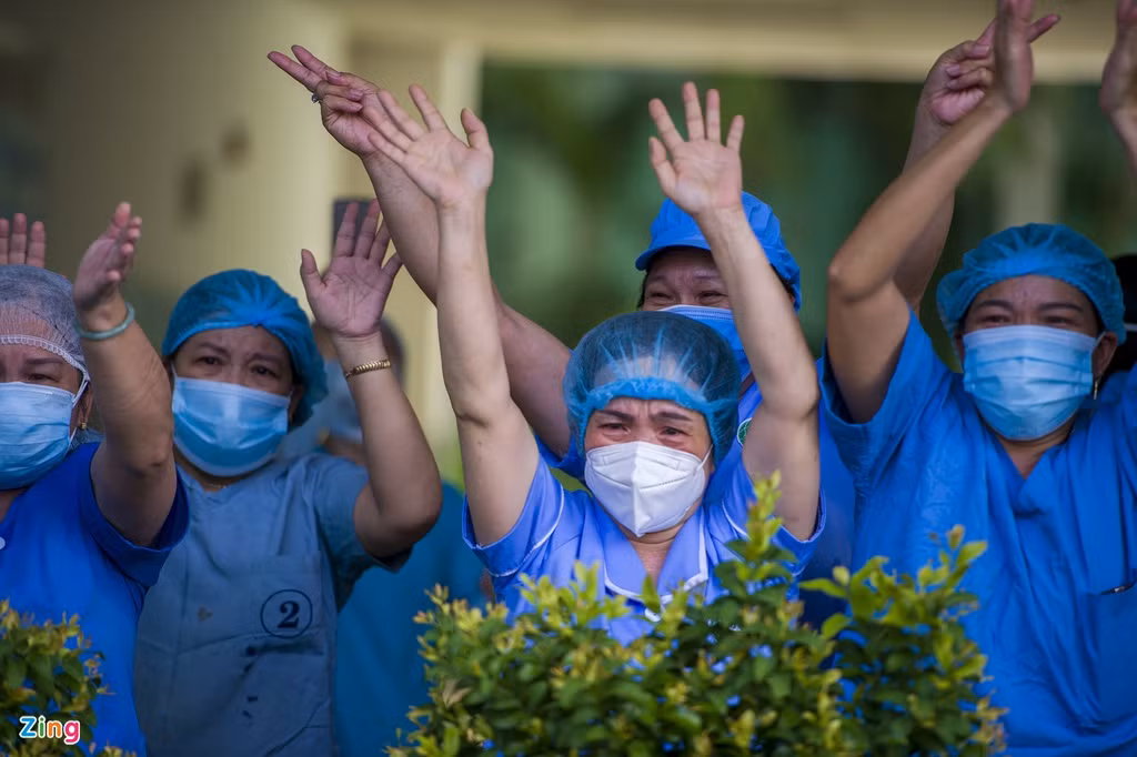Hàng chục nhân viên, y, bác sĩ của bệnh viện xúc động hò reo. Họ cho biết việc hết cách ly đồng nghĩa nỗ lực phong tỏa dập dịch đã có kết quả tốt. Đây là công lao của ngành y tế và tập thể bệnh viện.