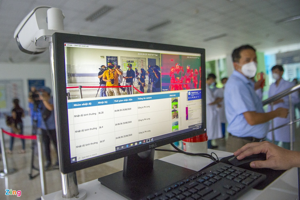 Ngay sau lệnh cách ly được dỡ bỏ, hệ thống giám sát thân nhiệt được bệnh viện lắp đặt tại cổng ra vào. Hệ thống quét và nhận diện thân nhiệt của những người qua lại, sau đó lưu và phát tín hiệu cảnh báo người có thân nhiệt cao.