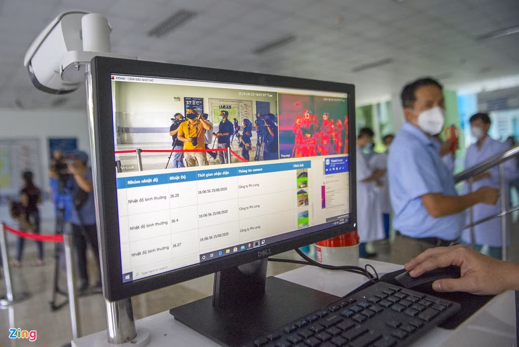 Ngay sau lệnh cách ly được dỡ bỏ, hệ thống giám sát thân nhiệt được bệnh viện lắp đặt tại cổng ra vào. Hệ thống quét và nhận diện thân nhiệt của những người qua lại, sau đó lưu và phát tín hiệu cảnh báo người có thân nhiệt cao.