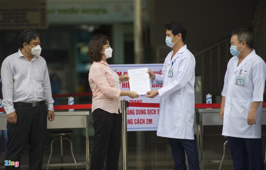 16h ngày 25/8, đại diện Sở Y tế TP Đà Nẵng trao quyết định kết thúc cách ly đối với Bệnh viện Đà Nẵng. Gần 1 tháng trước, bệnh viện này bị phong tỏa vì có nhiều ca mắc Covid-19.