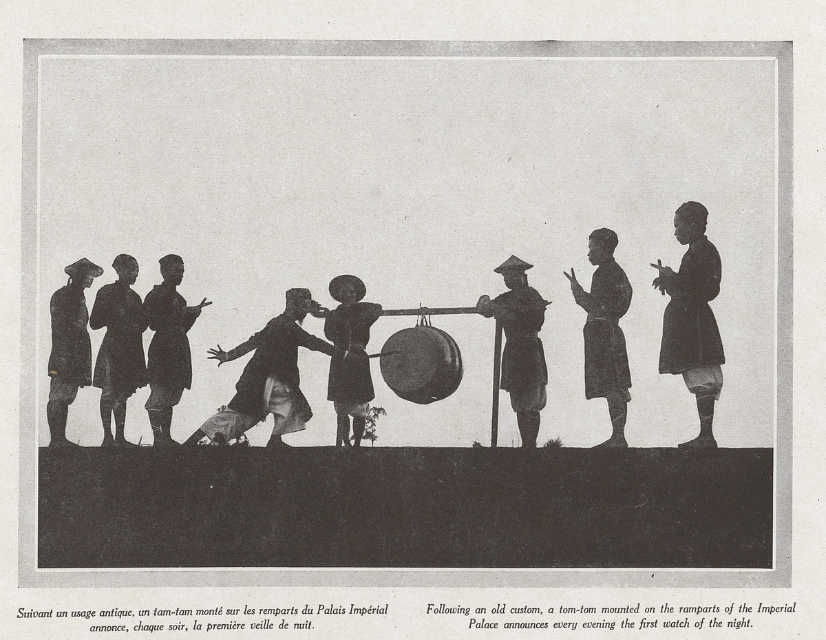 Trên tường thành, các binh sĩ đánh trống báo canh giờ theo nghi thức của triều đình. Mời quý độc giả xem video: Đẹp ngỡ ngàng kiến trúc nhà vườn Huế. Nguồn: VTC10.