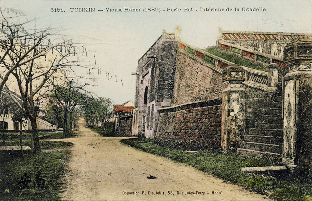 Lối lên cửa Đông ở mặt sau thành Hà Nội, khoảng năm 1880. Vị trí cửa Đông ngày nay là phố Cửa Đông, phường Cửa Đông, quận Hoàn Kiếm, Hà Nội.