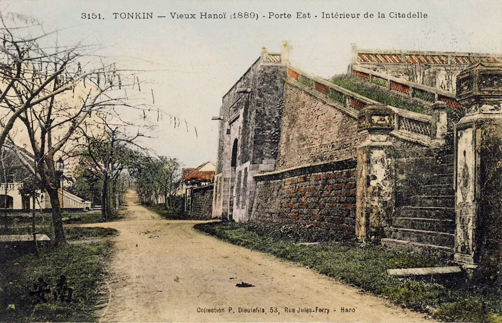 Lối lên cửa Đông ở mặt sau thành Hà Nội, khoảng năm 1880. Vị trí cửa Đông ngày nay là phố Cửa Đông, phường Cửa Đông, quận Hoàn Kiếm, Hà Nội.