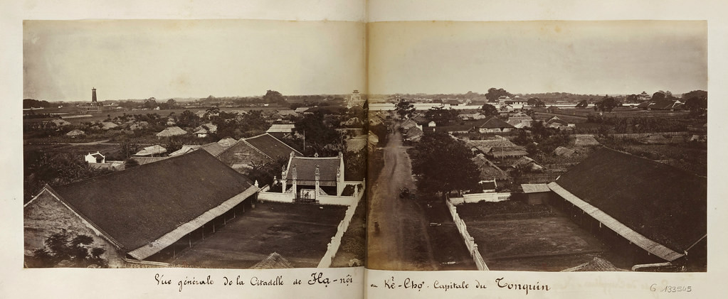 Từ vọng gác ở cửa Đông nhìn vào thành Hà Nội, 1880. Cột cờ Hà Nội ở phía bên trái. Mời quý độc giả xem video: Quạt giấy Chàng Sơn - Danh phẩm của Hà thành. Nguồn: VTC1